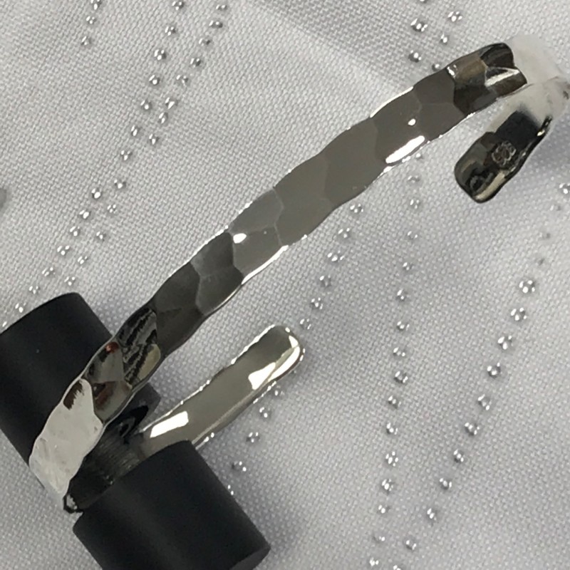 Bracelet jonc ouvert finition brillante à facette large 5mm : 30€