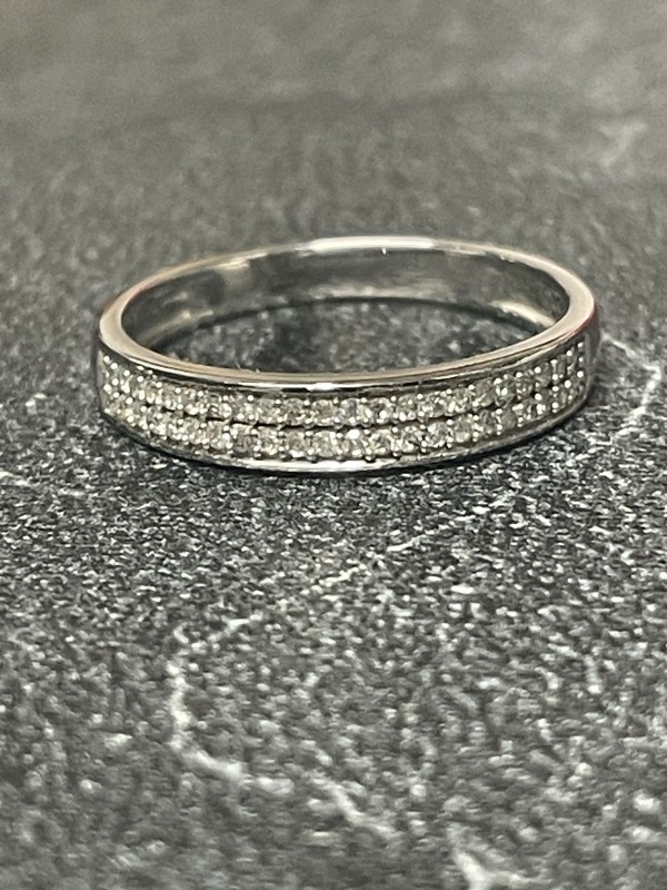 Alliance or blanc 18K 1/2 tour sertie grain 0,15 ct diamants 