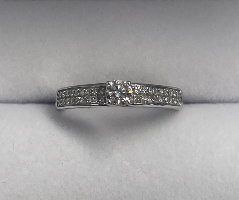 Bague solitaire accompagné or blanc 18k et diamants