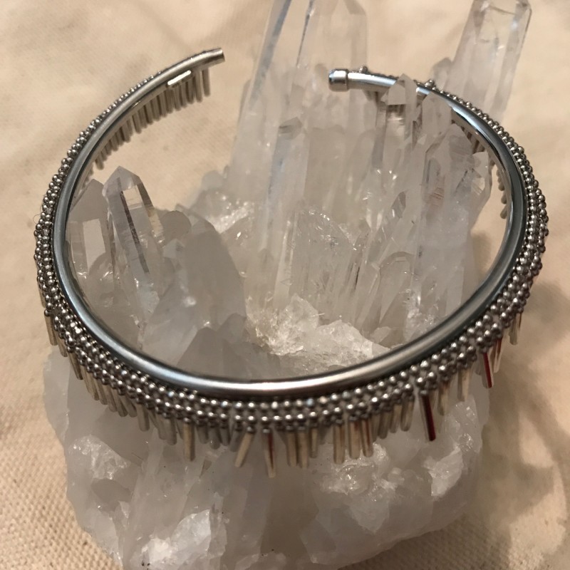 Bracelet jonc en argent pampilles  : 240€