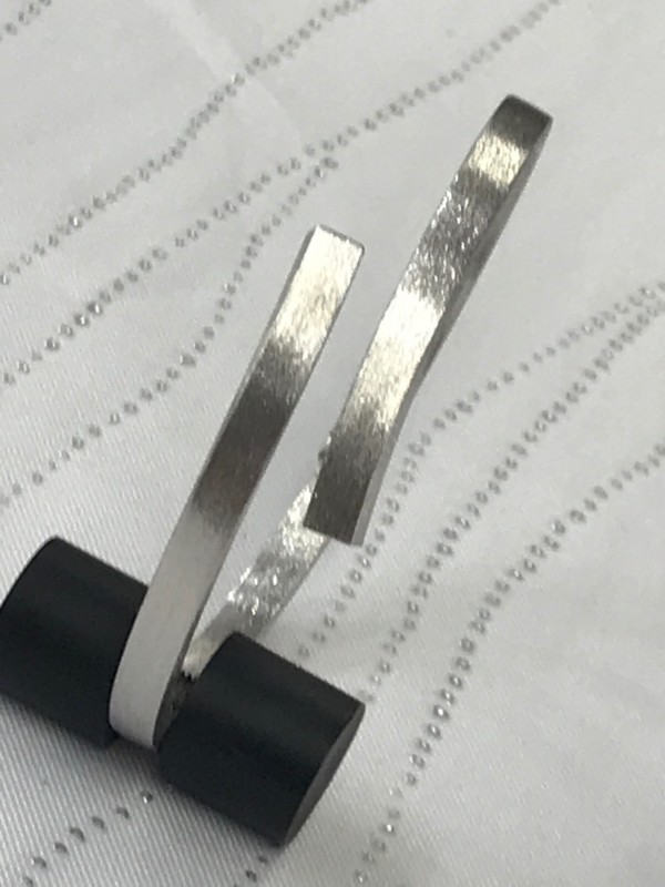 Bracelet jonc ouvrant à ressort finition satiné : 264€