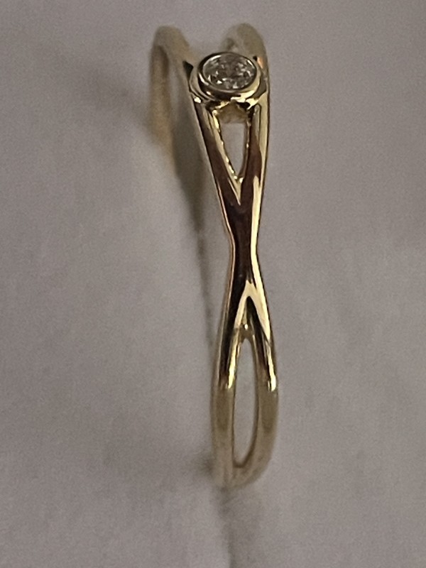 Bague croisé or jaune 18k diamant serti clos