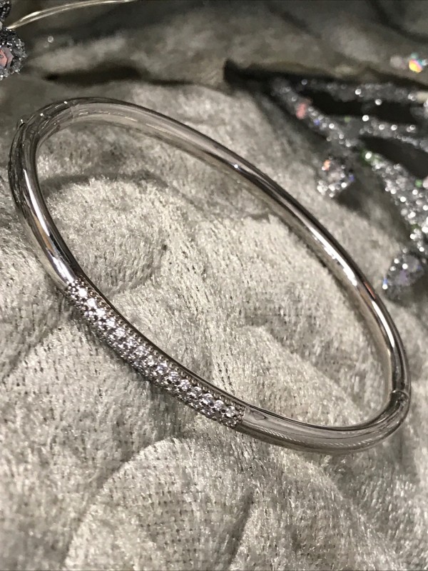 Bracelet jonc ouvrant pavage oxyde : 192€