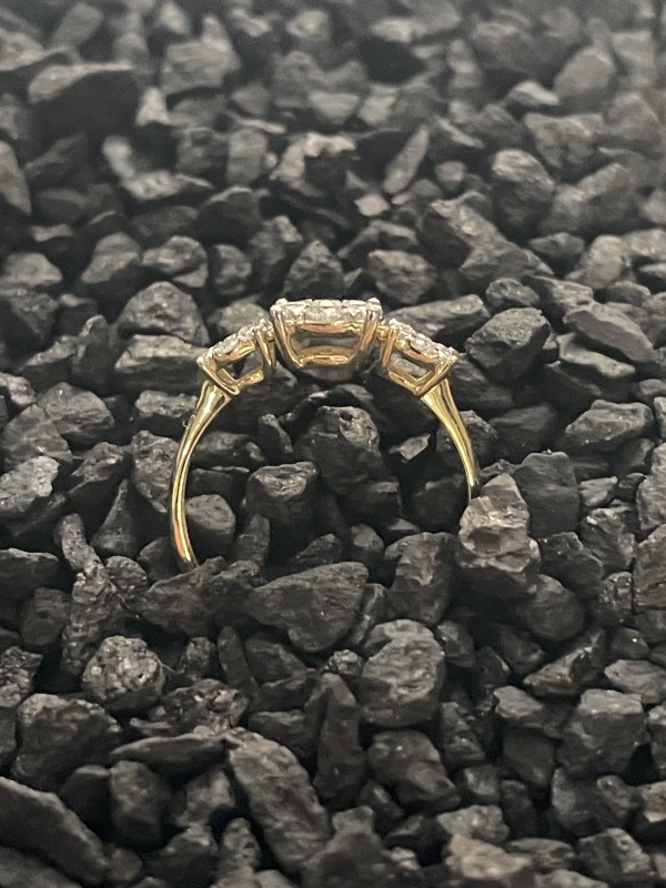 Bague trilogie en or jaune 18K, pavée de diamants