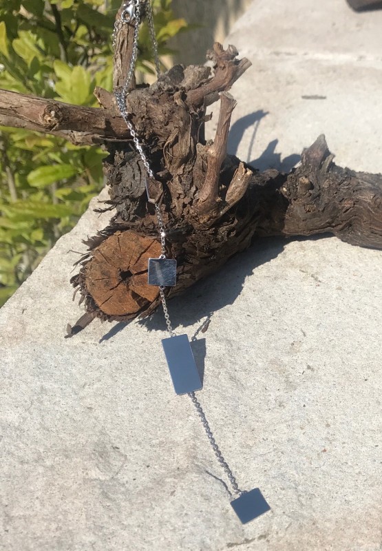 Collier multiple carréet rectangle en argent : 75€