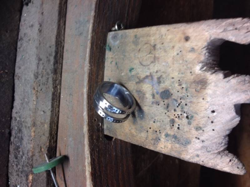 Création d'une bague or blanc 18k pour femme avec diamant original