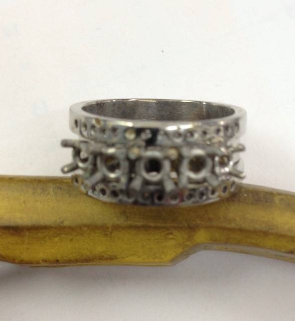 Création d'une bague or blanc 18k pour femme avec diamant original