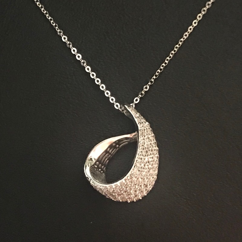 pendentif or blanc et oxyde 443€