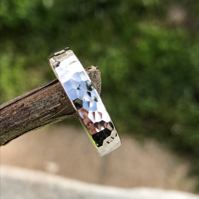 Alliance :les tendances masculines en or blanc