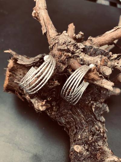 Boucles d'oreilles créole ouverte 5 rangs de fil argent perlé 2.5 cm de diamètre: 75€