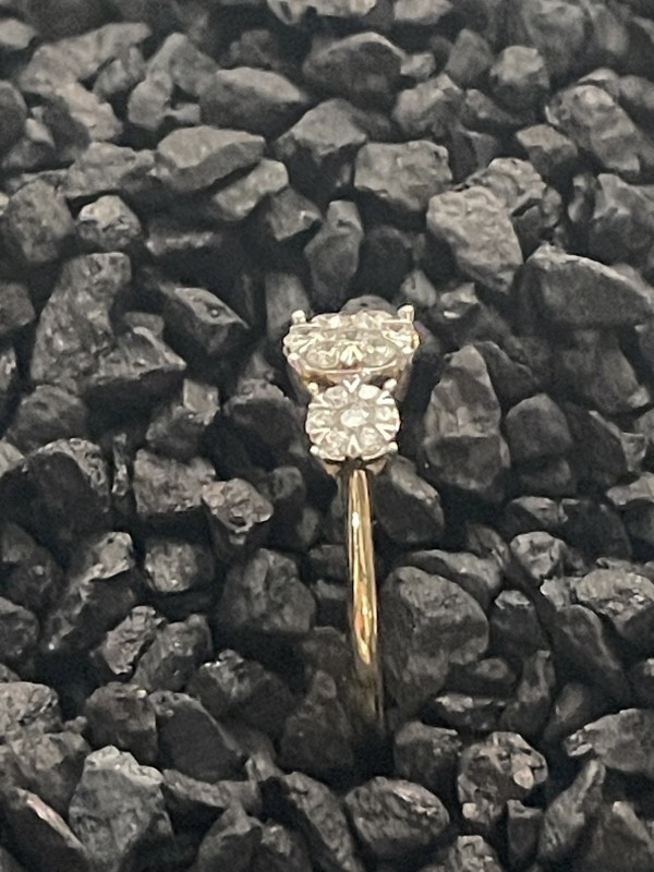 Bague trilogie en or jaune 18K, pavée de diamants