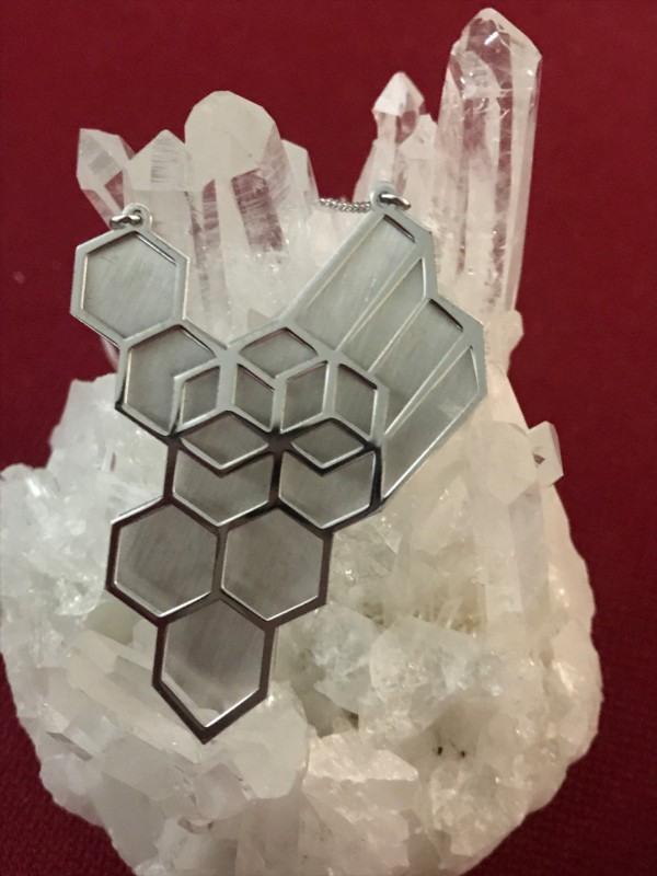 Collier en argent motif géométrique ajouré sur fond satiné :122€